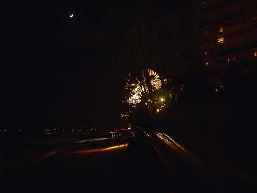 27-waikiki_fireworks_moon